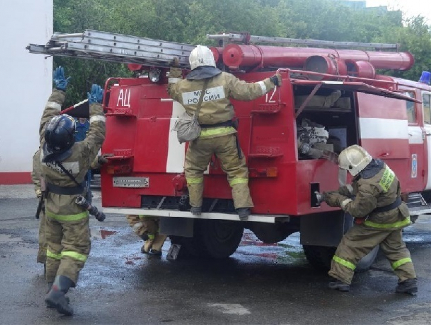 Три машины тушили большой пожар в Шахтах