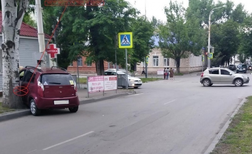 От столкновения с «Рено» водитель «Чери» врезался в дерево в Шахтах