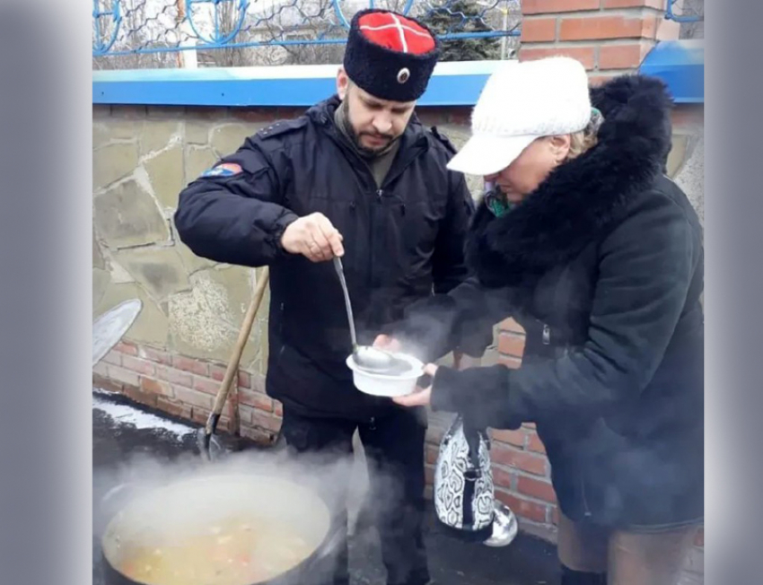 Александровск-Грушевские казаки проводили масленицу благотворительным обедом