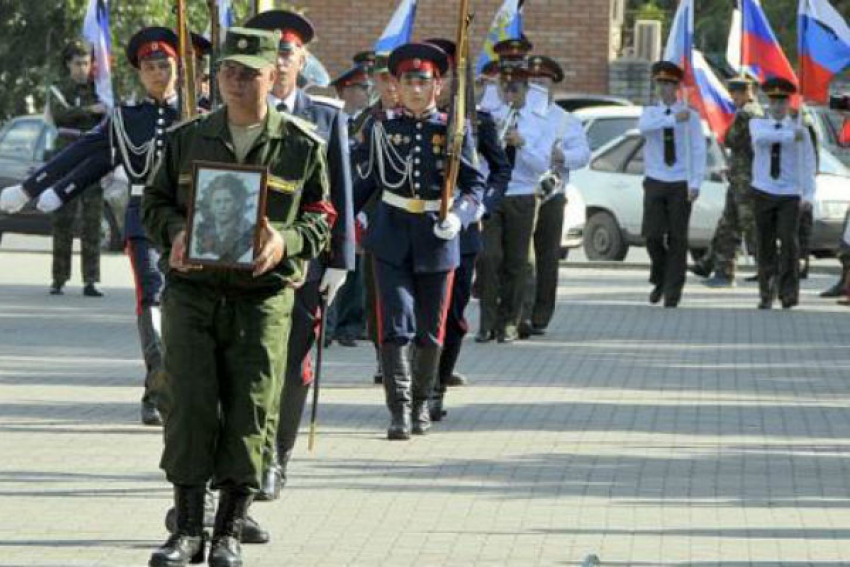В соседнем с Шахтами Новошахтинске торжественно перезахоронили останки солдата Великой Отечественной войны