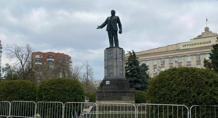  Спустя семь лет памятник В.И. Ленину на центральной площади Шахт решили отремонтировать 