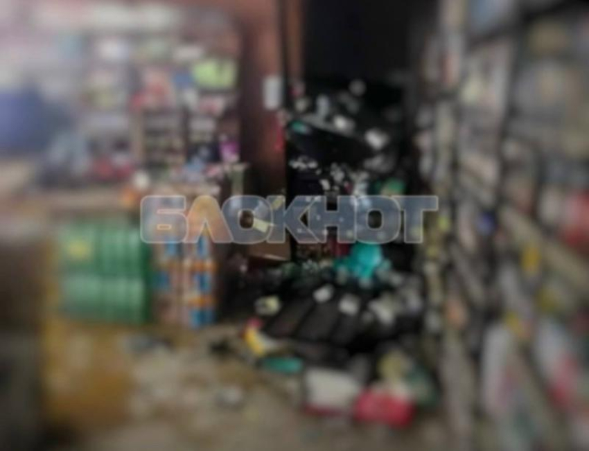 Обломки беспилотника ВСУ попали в алкомаркет Красное&Белое в Каменске-Шахтинском