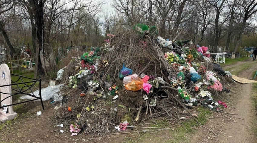 Центральное кладбище в Шахтах утонуло в мусоре