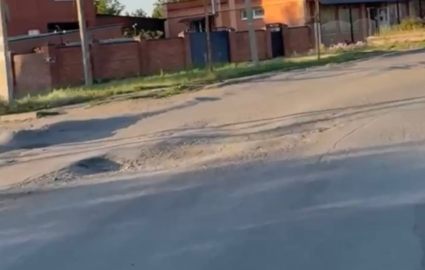 Ямы на дорогах в районе Северного переезда беспокоят жителей Шахт