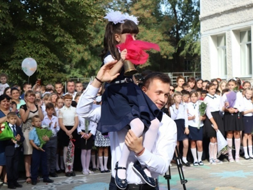 Впервые за парты в Шахтах сели более двух тысяч первоклассников