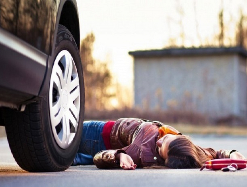 В Шахтах разыскивают водителя, сбившего 20-летнюю девушку на переходе