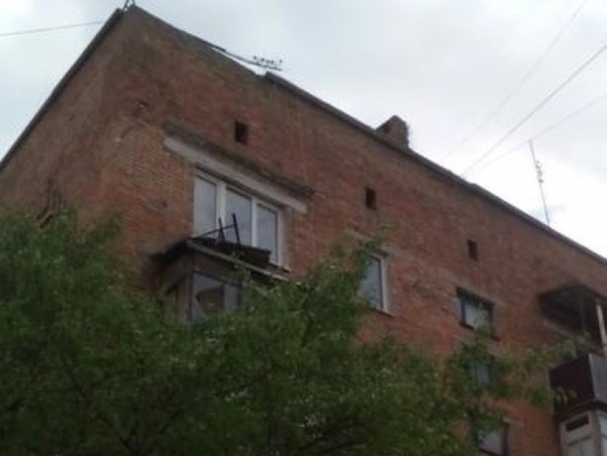 С высоты пятого этажа рухнул бетонный балкон в Шахтах