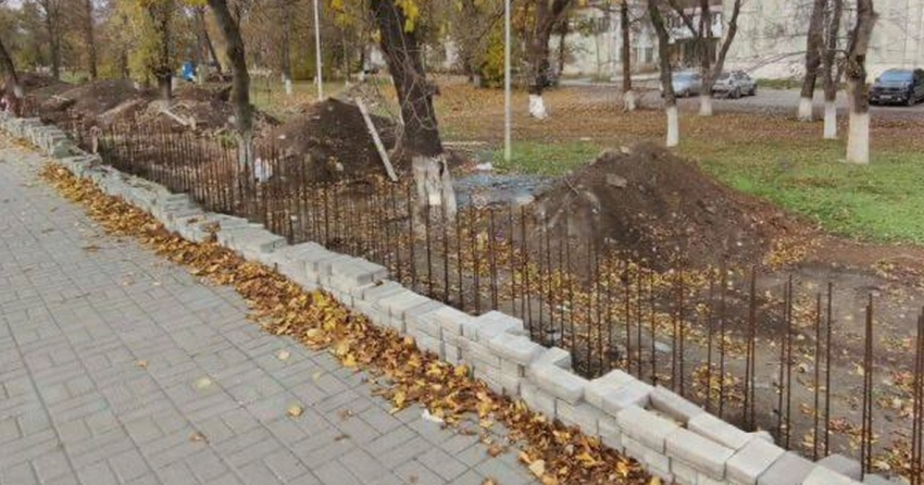 Затянулись работы по установке ограждения вокруг больницы скорой помощи в Шахтах