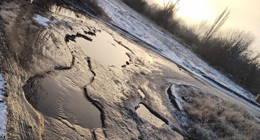 Яма на Машзаводе в Шахтах создает проблемы с движением 