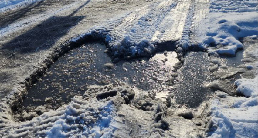 Машина села на дно из-за наледи на дороге на Таловом в Шахтах