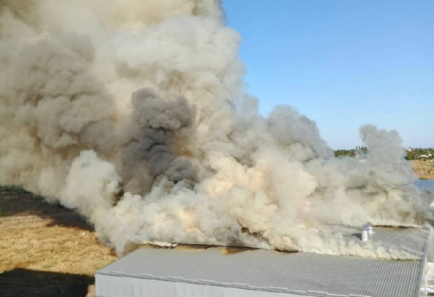 Огнеборцы МЧС России успешно потушили крупный пожар в Шахтах