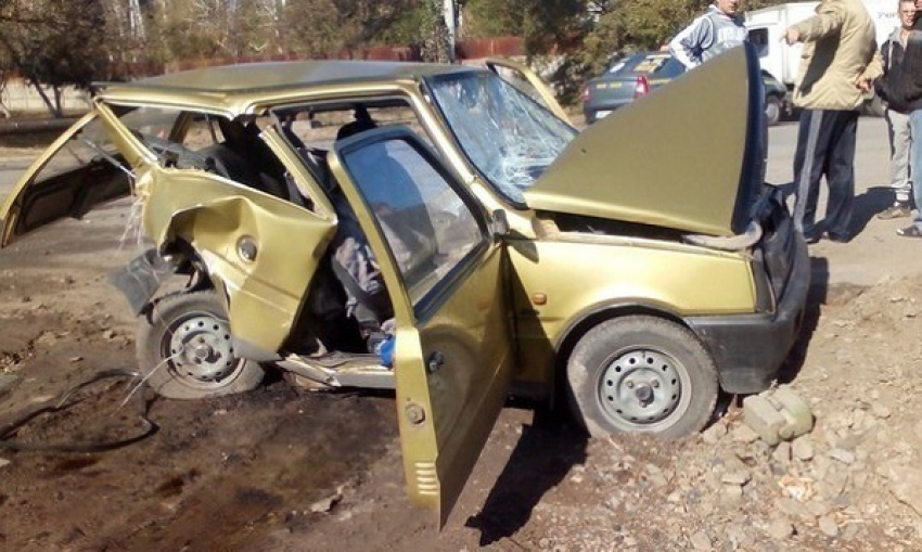 В Шахтах пьяная девушка угнала такси и врезалась в «Оку»