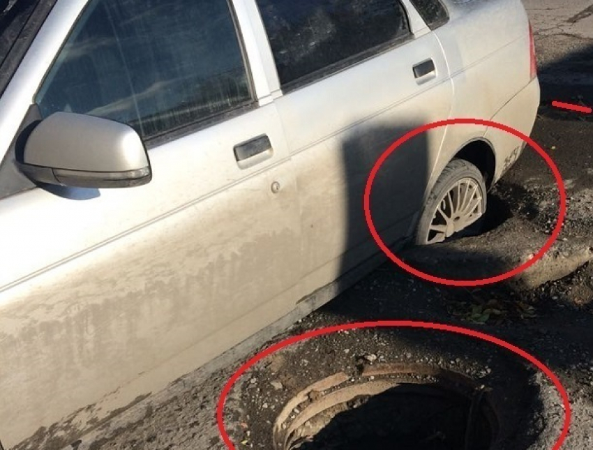 В канализационный люк, брошенный на дороге открытым, влетел автомобиль в Шахтах