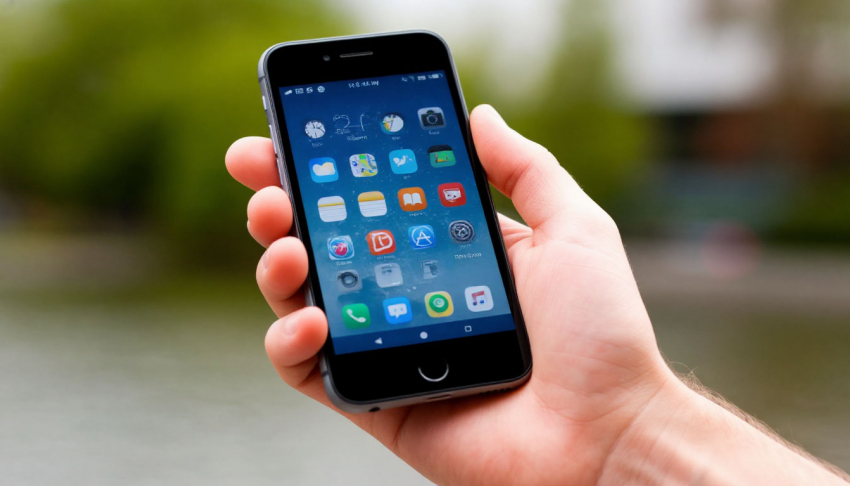 Шахтинка украла телефон с прилавка в магазине и продала его