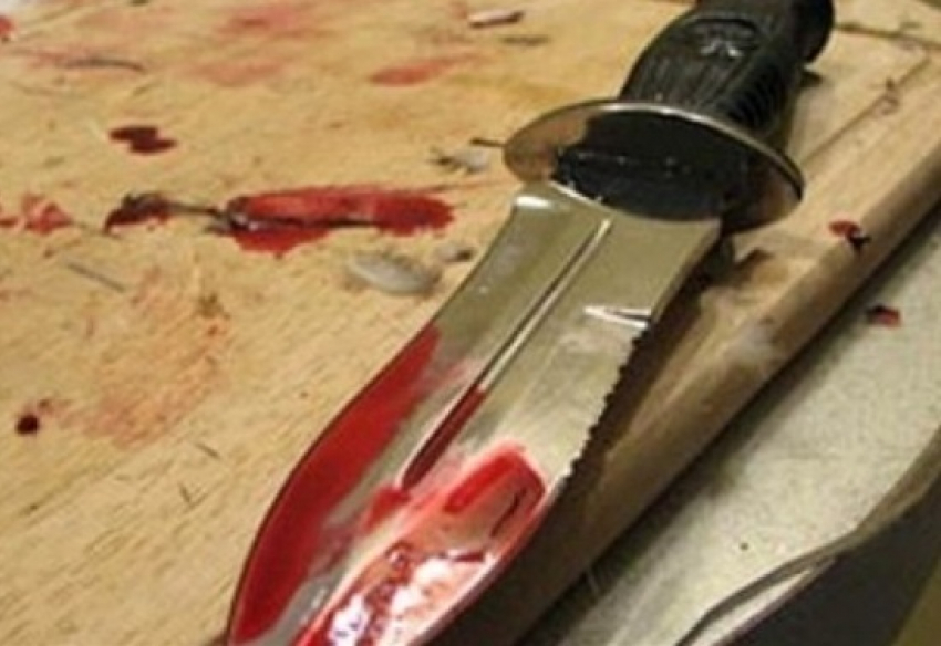 Житель Новошахтинска до смерти исколол своего сына ножом