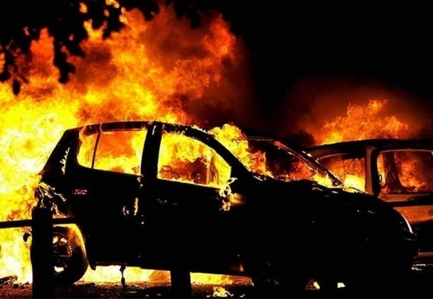 Сгоревшие на Шишкова автомобили подожгли