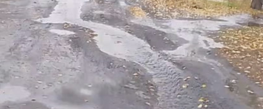 Прорыв трубы привёл к подтоплению территории в поселке Аюта в Шахтах