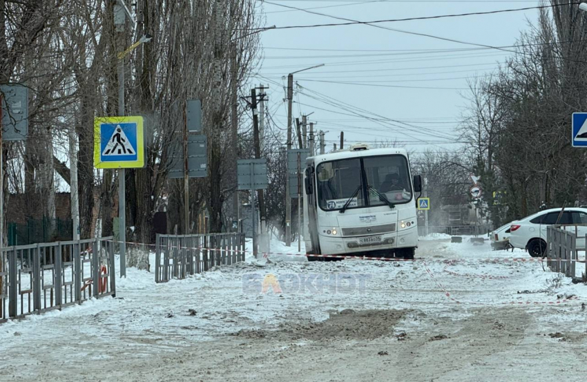 Проезжая часть возле лицея №11 в Шахтах оказалась заблокирована