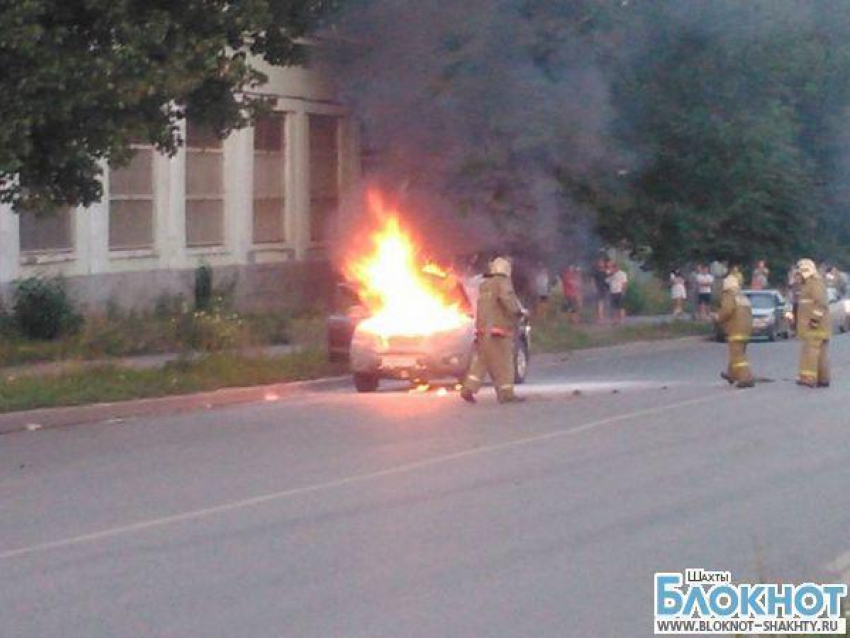 В Шахтах загорелся автомобиль