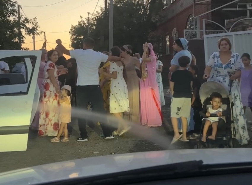 Цыгане устроили пьяные танцы, перекрыв улицу Ленскую стульями