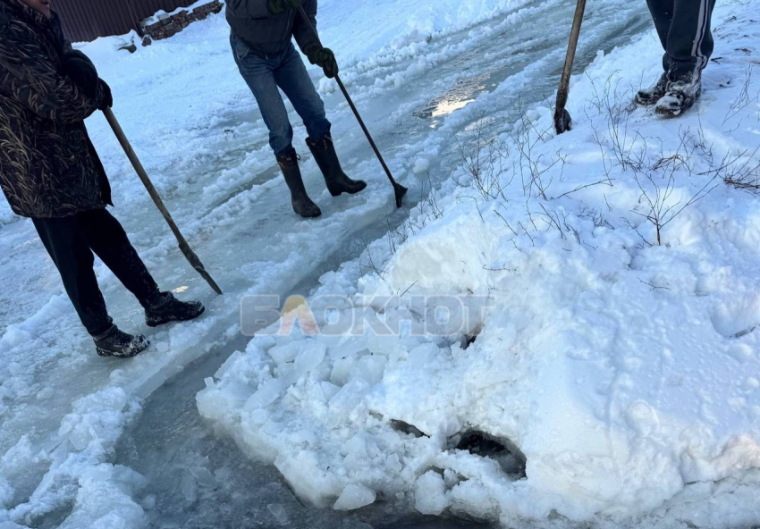 Переулок Алма-Атинский в Шахтах затоплен из-за порыва трубопровода уже более двух месяцев