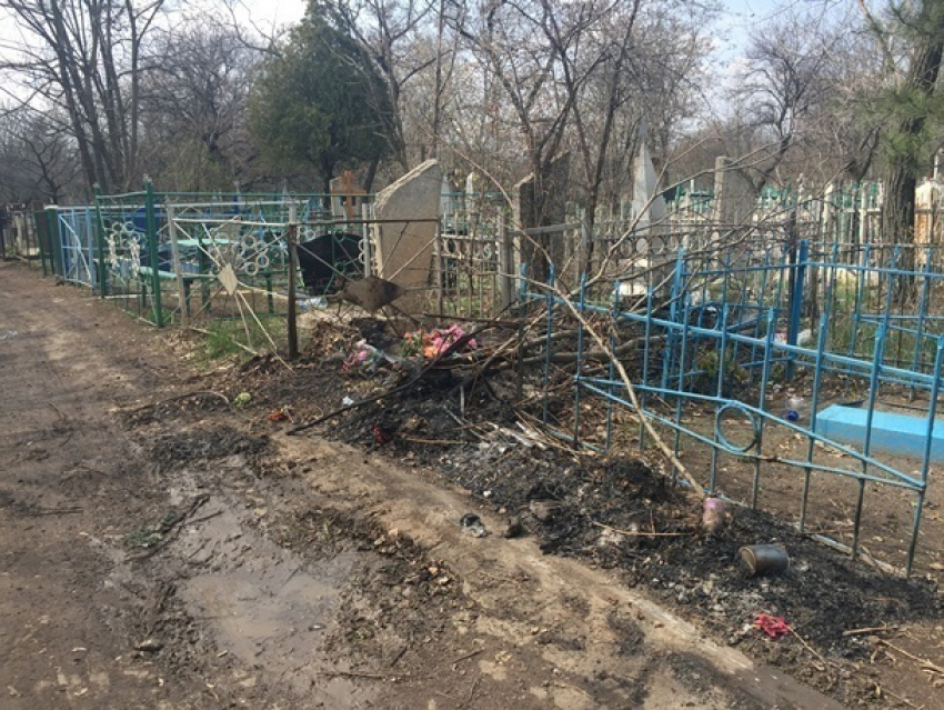 Шахтинцы жгут мусор на кладбище, рискуя спровоцировать масштабный пожар