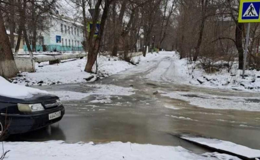 Канализационные стоки затопили поселок ГРЭС в Шахтах и превратили дорогу в каток