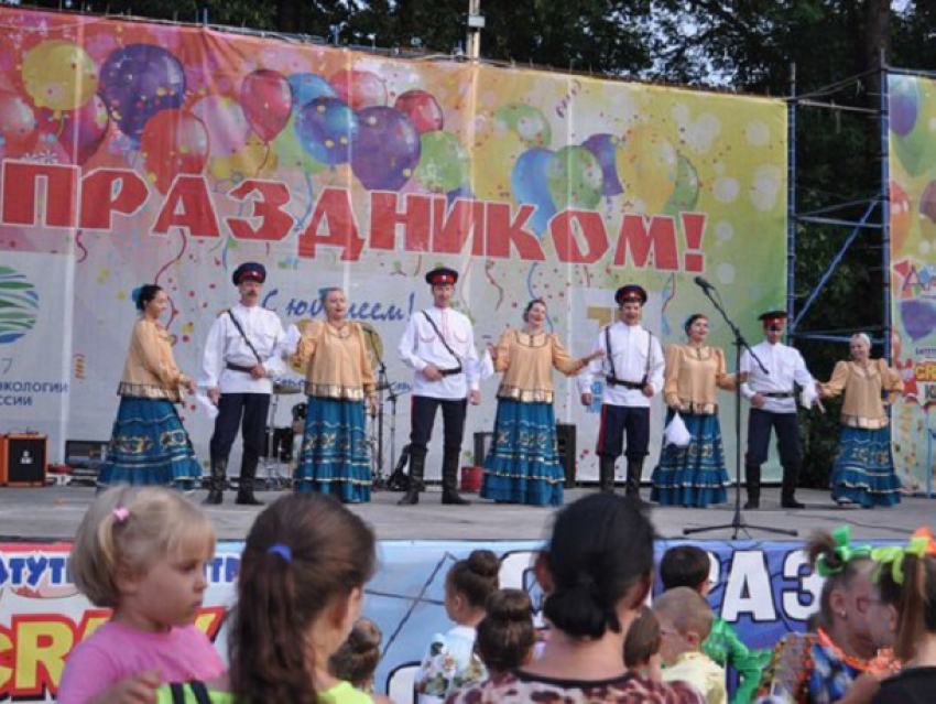 Большой праздничный концерт прошел в Александровском парке в Шахтах