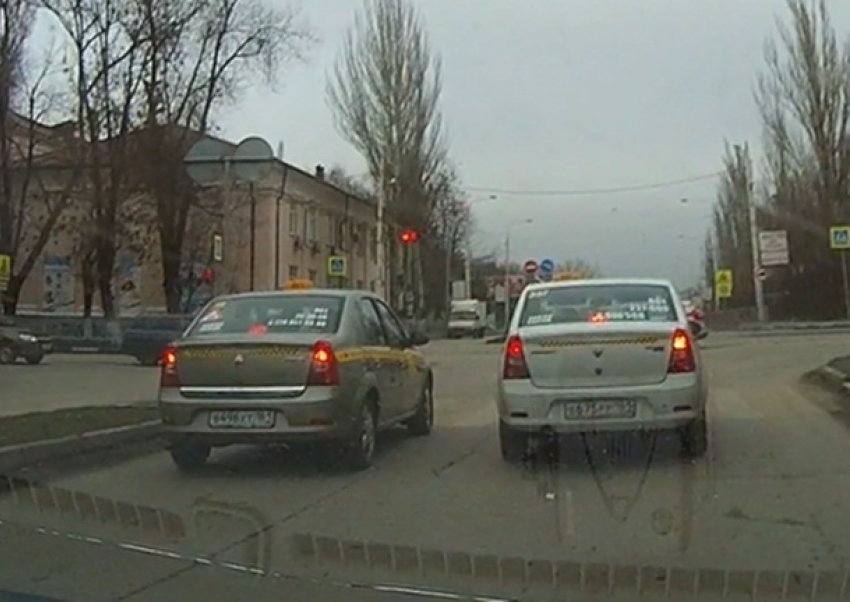 Уличная гонка двух шахтинских таксистов попала на видео