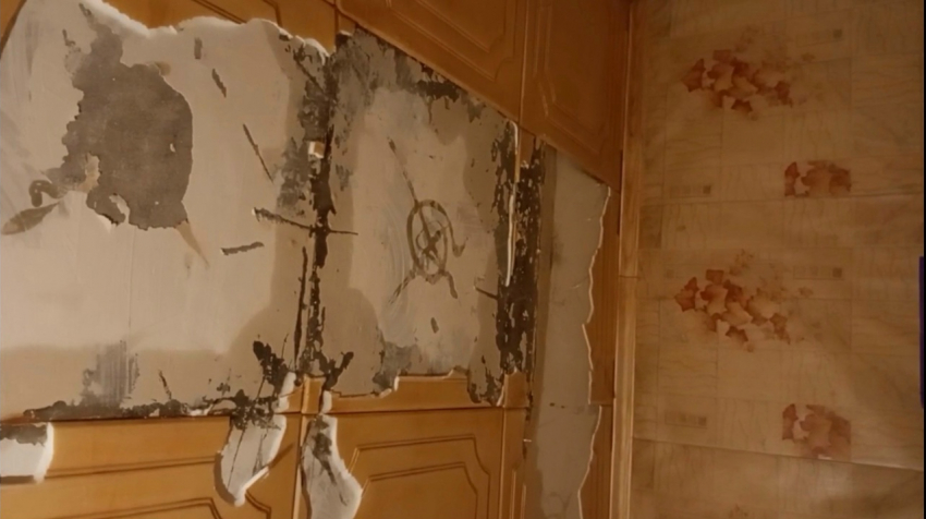 Управляющая компания игнорирует протечку крыши жилого дома в Шахтах