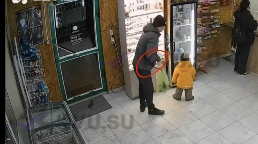 Пара украла электронные сигареты в магазине на глазах у ребёнка в Шахтах