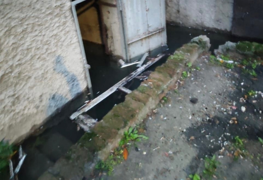 Жителей беспокоит затопленный подвал в доме на улице Фучика в Шахтах