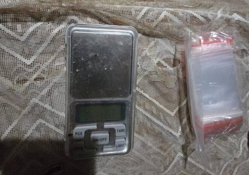 "Закладчица» из Шахт пыталась сбыть наркотики на одной из городских улиц 