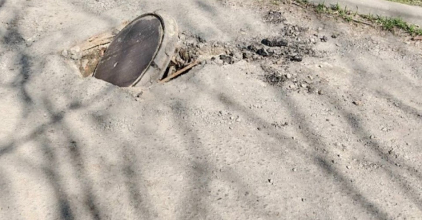 Открытый люк рядом с детским садом на ХБК в Шахтах беспокоит жителей 