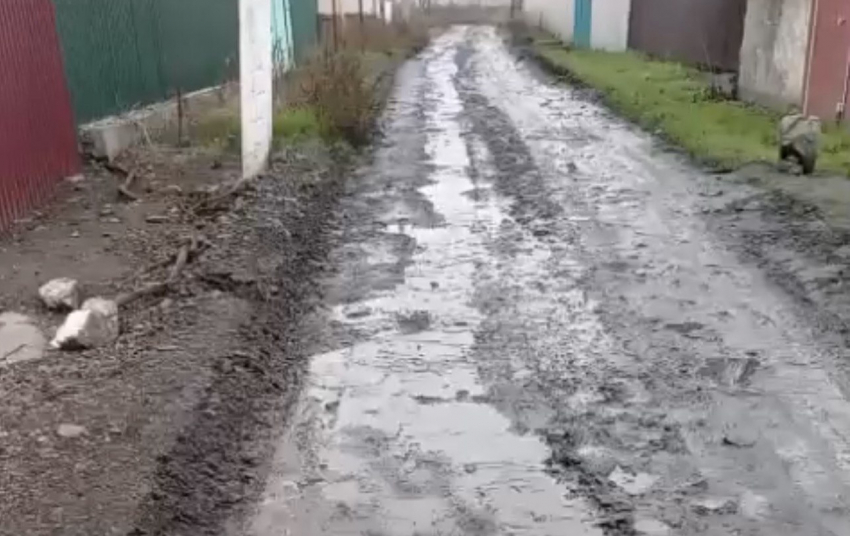 Водоканал устроил бесплатный аквапарк на дороге по улице Мирошникова в Шахтах