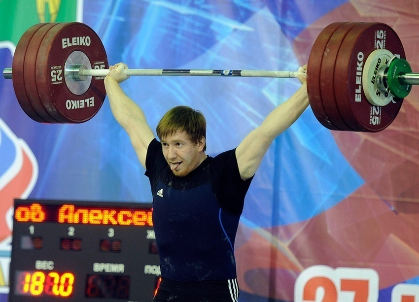 Шахтинский тяжелоатлет поднял 187 килограммов и установил рекорд России