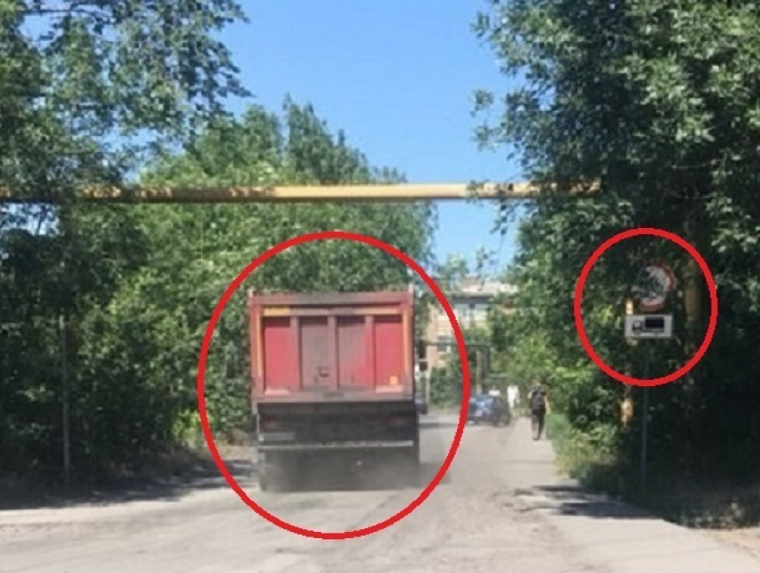 «Весь день едут грузовики под запрещающий знак» - возмущены жители Шахт