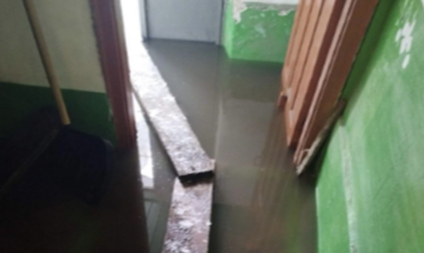 Затопило подъезд канализационными стоками на Артеме в Шахтах