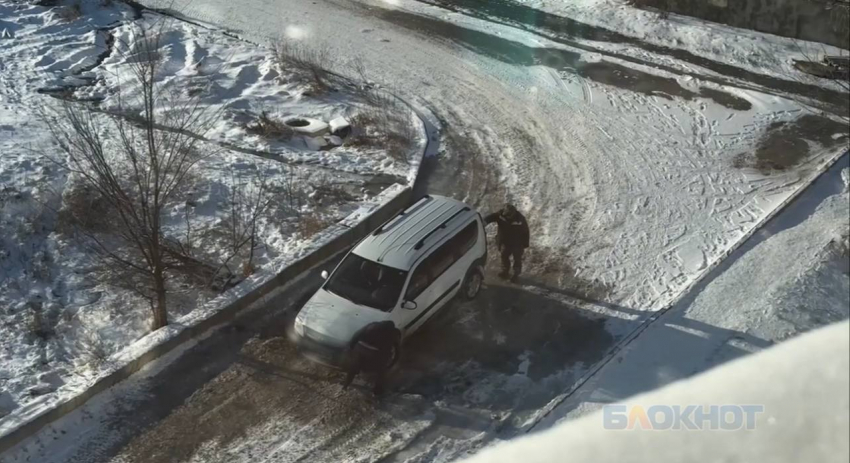 По несколько раз в день машины застревают в ледяных ямах на улице Искра в Шахтах