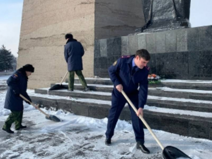 Следователи и кадеты привели в порядок мемориал «Жертвам фашизма»