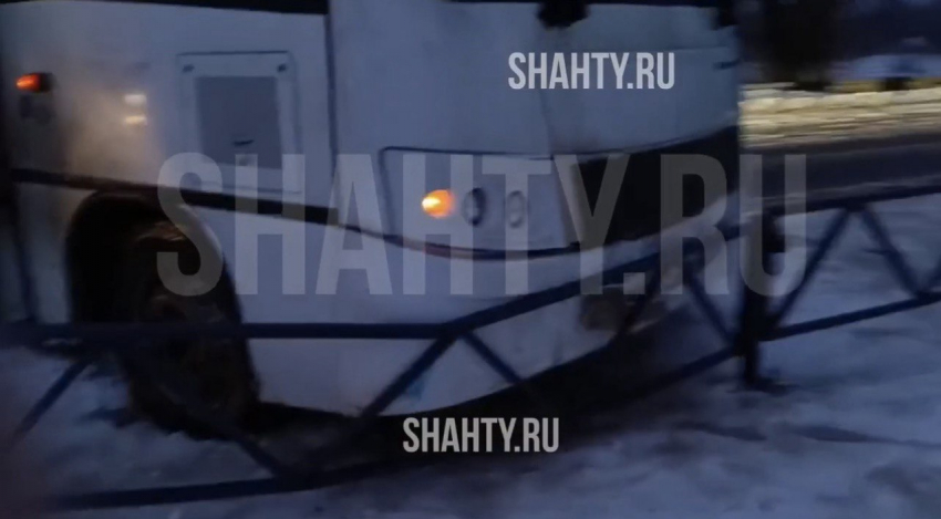 Рейсовый автобус попал в ДТП в Шахтах