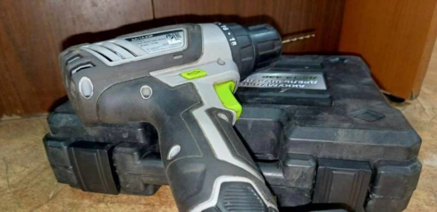 Полицейские задержали столяра, подозреваемого в краже инструментов на предприятии в Шахтах