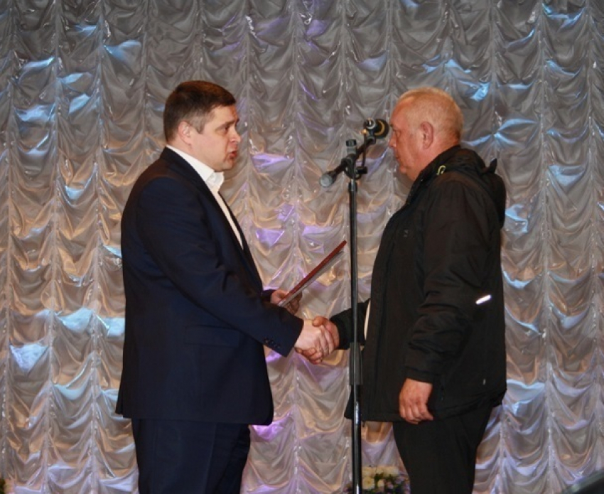 В Шахтах коммунальщиков поздравили с профессиональным праздником