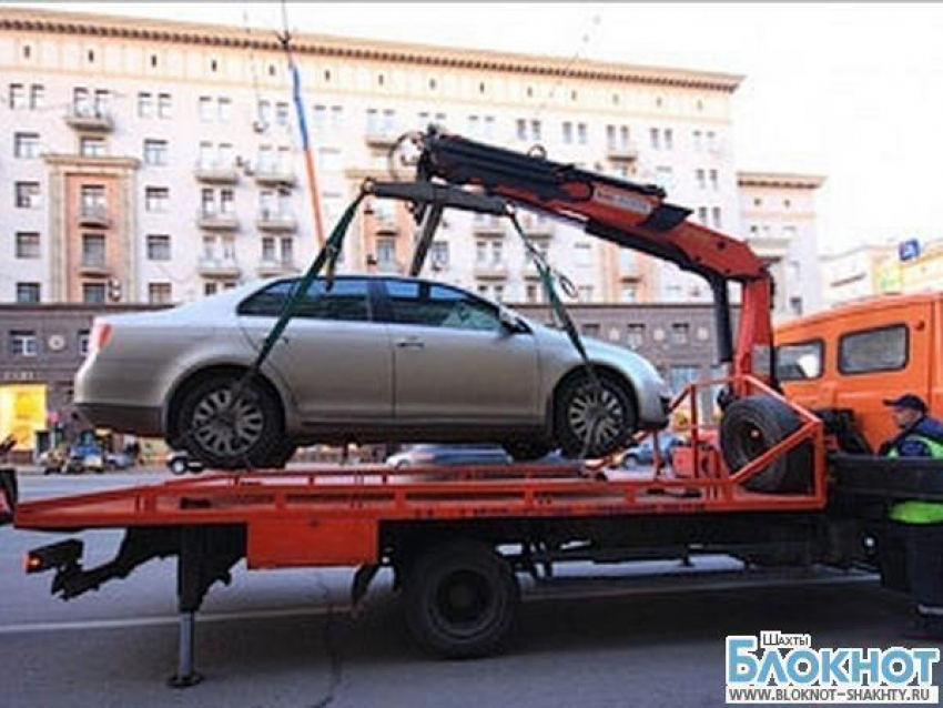 Сотрудники шахтинской ГИБДД приступили к эвакуации транспортных средств, припаркованных с нарушениями