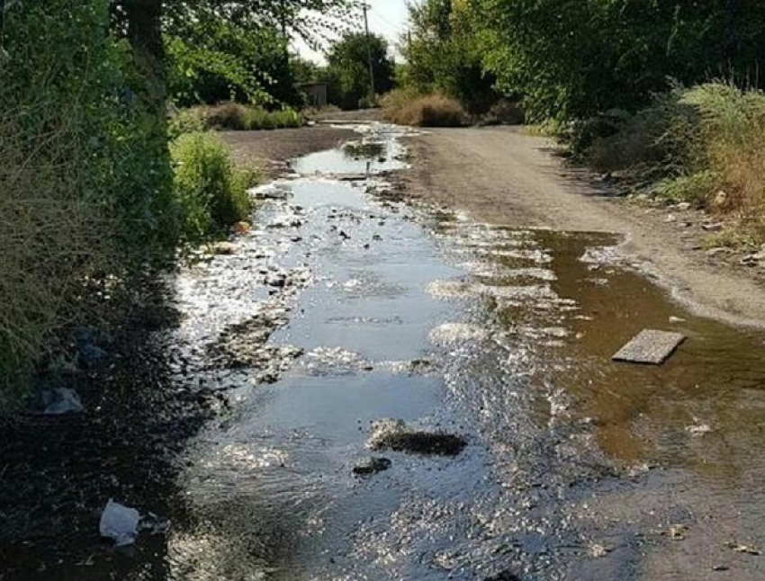 Две недели вода заливает улицу в поселке 20 лет РККА в Шахтах