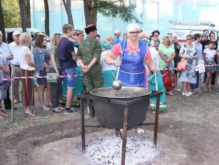 Настоящей Донской ухой и блюдами национальных кухонь угощали в Шахтах