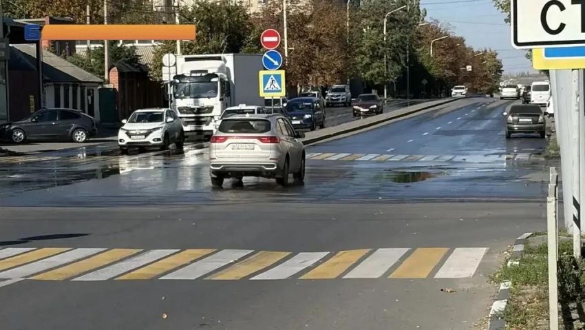 Жители Шахт не могут достучаться до водоканала неделю: порыв воды размывает дорогу 