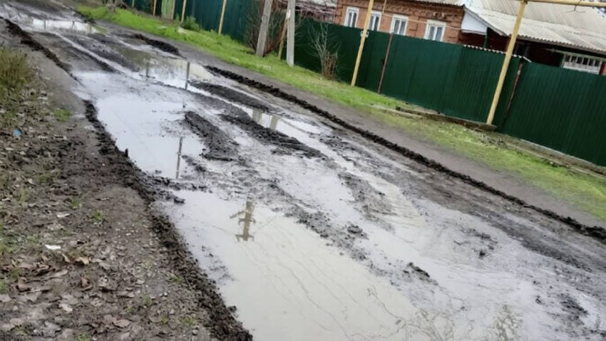 Грейдер усугубил проблему с водой на улице Южной в Шахтах