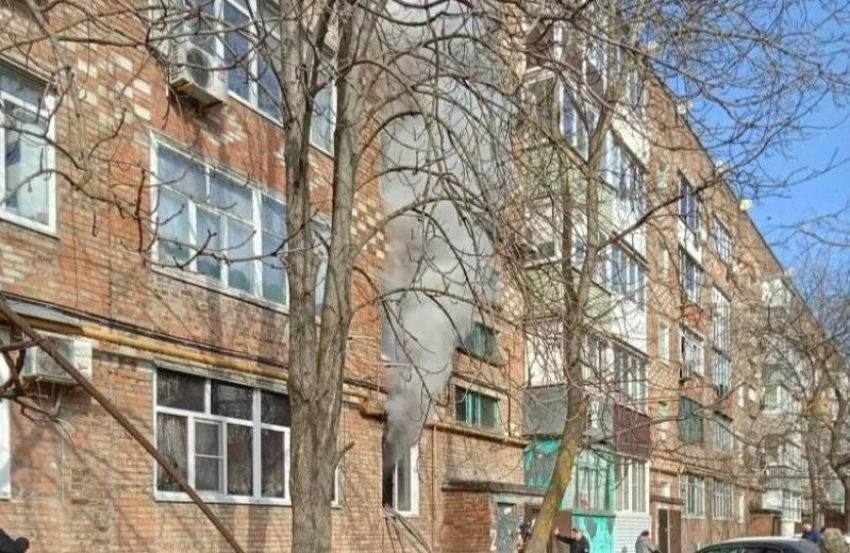 77-летний мужчина пострадал при пожаре в многоквартирном доме в Шахтах
