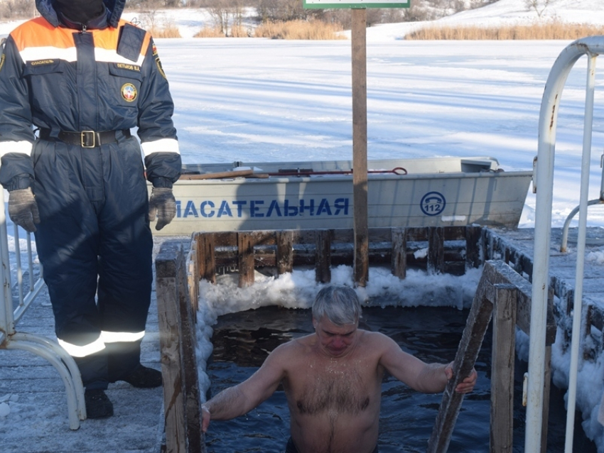 В Крещенскую купель окунулись больше тысячи горожан в Шахтах